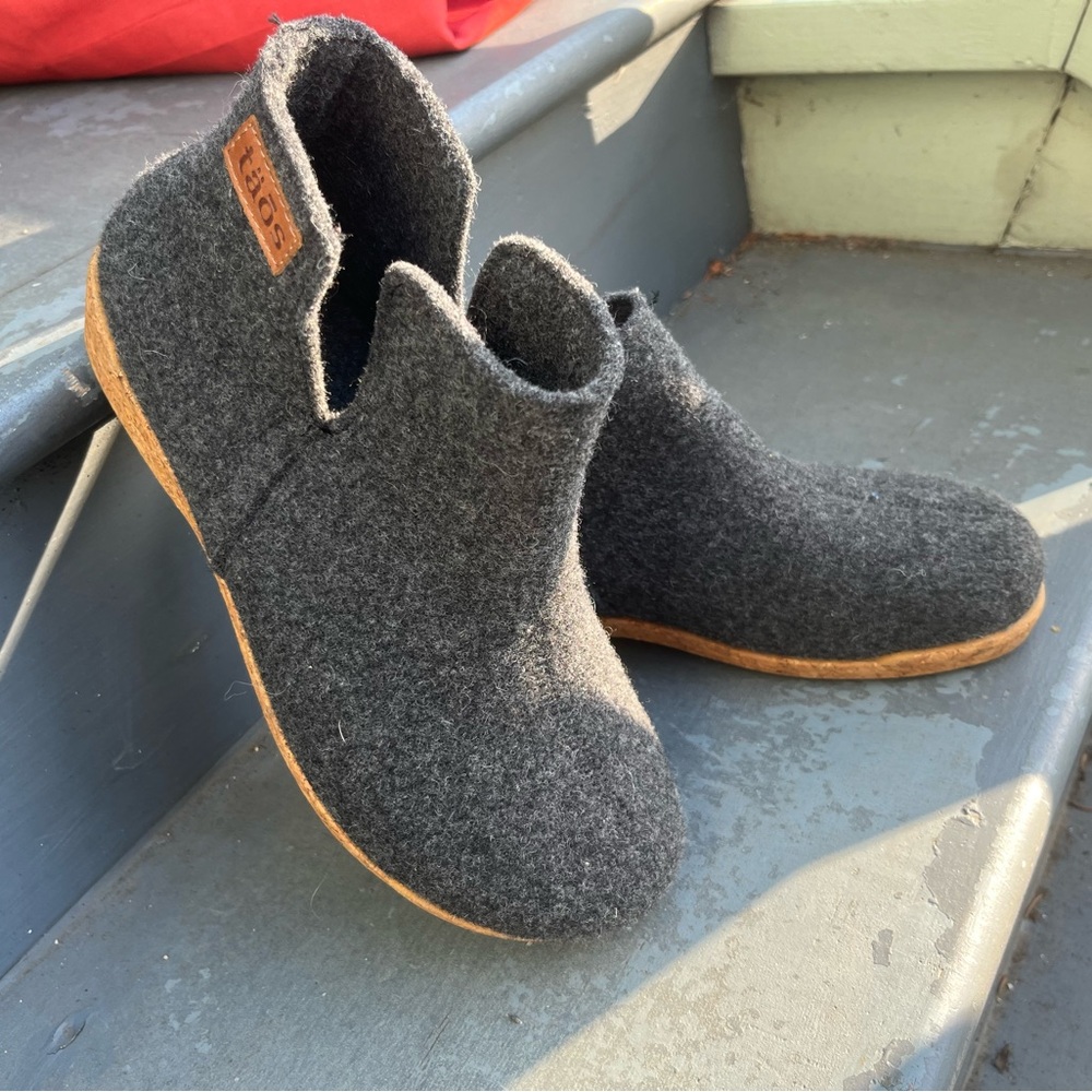 Gray Taos Good Wool Booties EUC, size 39/8